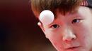 Atlet Tenis Meja China, Manyu Wang, saat melawan wakil Korea Utara, Kim Nam Hae, pada babak final tenis meja beregu putri Asian Games 2018 di JIExpo Kemayoran, Jakarta, Selasa (28/8/2018). (AP/Aaron Favila)