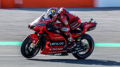 Front ride-height device merupakan piranti teranyar yang dipasang Ducati di MotoGP 2022. Perangkat ini berfungsi untuk mendapatkan kecepatan maksimal saat motor keluar dari tikungan dengan cara menurunkan ketinggian bagian depan untuk mencegah roda depan terangkat. (AFP/Jose Jordan)