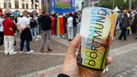 Gelas bir yang digunakan oleh para penggemar saat menonton Euro 2024 di fan zone Friedenplatz, Dortmund. Dari pengalaman Bola.com hadir di empat kota berbeda, hanya di Dortmund terlihat gelas dengan desain gambar yang istimewa. (Bola.com/Benediktus Gerendo Pradigdo)