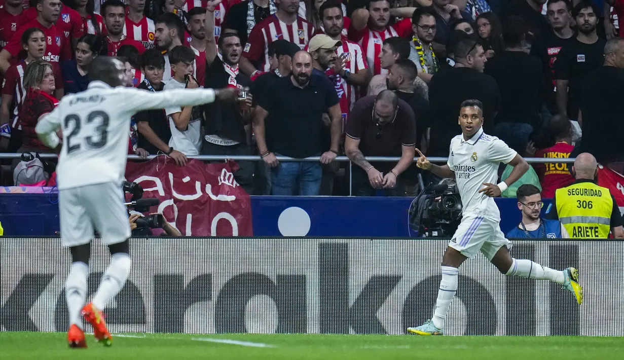Secara mengejutkan, Real Madrid malah unggul terlebih dahulu saat memasuki menit ke-18. Rodrygo yang melakukan kerja sama satu dua dengan Tchouameni berhasil menuntaskan peluang dengan sebuah sepakan di kotak penalti. (AP/Manu Fernandez)
