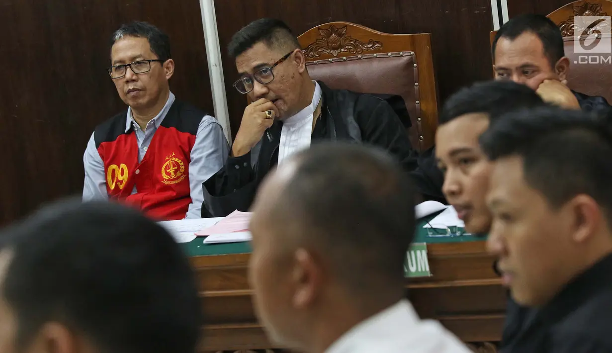 Mantan Plt Ketum PSSI Joko Driyono mendengarkan keterangan saksi saat mengikuti sidang lanjutan kasus dugaan penghilangan barang bukti pengaturan skor di PN Jakarta Selatan, Jakarta, Selasa (28/5/2019). (Liputan6.com/Herman Zakharia)