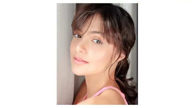 6 Potret Amanda Rawles dengan Gaya Rambut Berponi, Makin Terlihat Imut