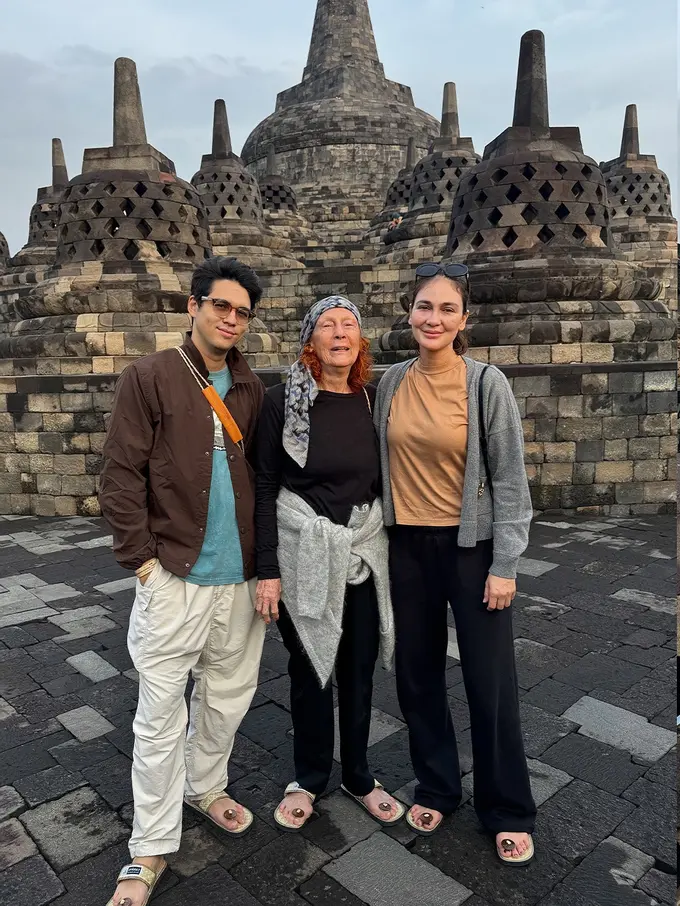 Gaya Kasual Luna Maya Saat Liburan di Borobudur, Kompak dan Nyaman Bareng Suami dan Sang Mama