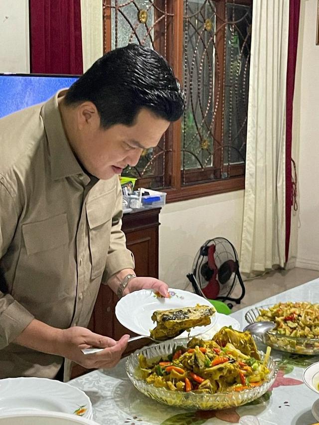 Dahlan Iskan membagikan 5 foto pertemuannya dengan Erick Thohir. (Tangkapan layar instagram @dahlaniskan19)