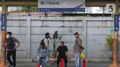 Aktivitas calon penumpang KRL Commuter Line Jabodetabek di Stasiun Karet, Jakarta, Kamis (2/1/2025). (Liputan6.com/Herman Zakharia)