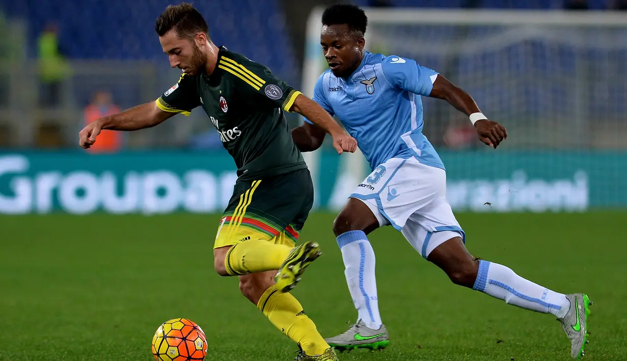 Gelandang AC Milan, Andrea Bertolacci berusaha melewati gelandang Lazio, Ogenyi Onazi pada lanjutan liga serie A di Olimpico Stadium, Italia (1/2/2015). AC Milan menang atas Lazio dengan skor 1-3. (AFP PHOTO/TIZIANA FABI)