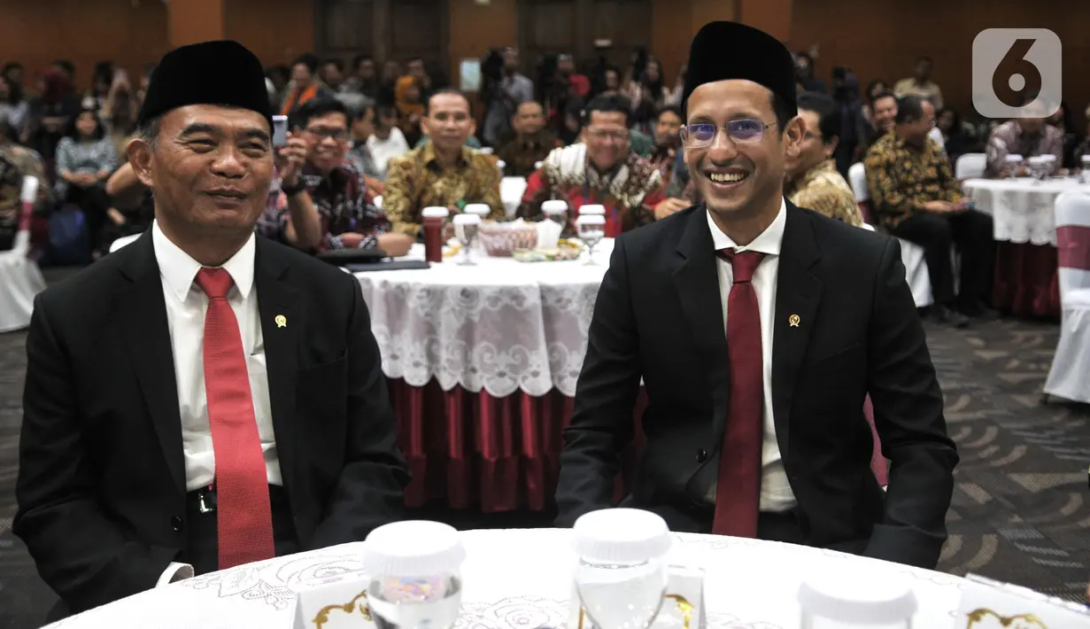 Muhadjir Effendy duduk bersama Nadiem Makarim dalam acara lepas sambut Menteri Pendidikan dan Kebudayaan (Mendikbud) di Gedung Kemendikbud, Jakarta, Rabu (23/10/2019). Nadiem Makarim menggantikan Muhadjir Effendi yang sebelumnya menjabat sebagai Mendikbud. (merdeka.com/Iqbal Nugroho)