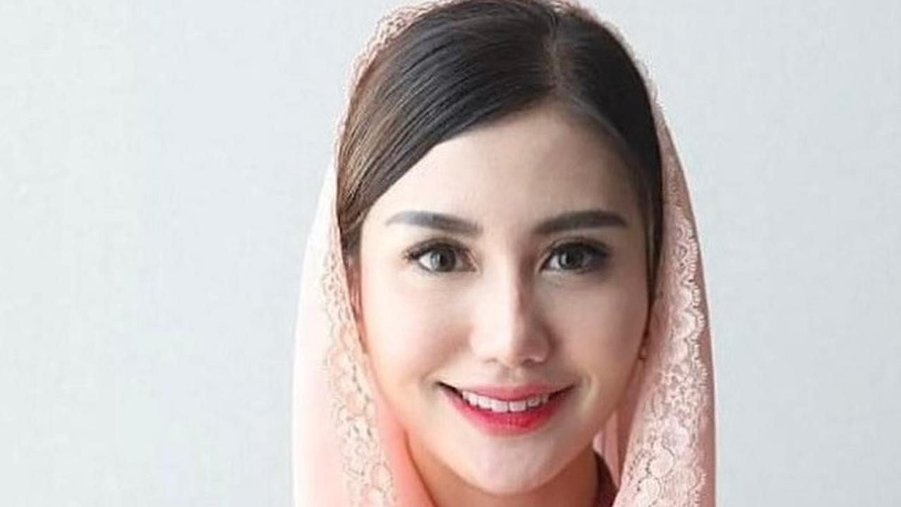Novita Hardini menikah dengan Mochamad Nur Arifin di akhir tahun 2013. Kini keduanya dikaruniai 3 orang anak.