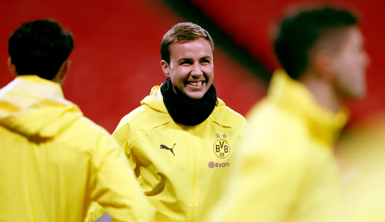 Gelandang Borussia Dortmund, Mario Goetze(tengah) tersenyum saat mengikuti sesi latihan tim di Stadion Wembley di London, Inggris (12/2). Dortmund akan bertanding melawan Tottenham Hotspur pada babak 16 besar Liga Champions. (AP Photo/Frank Augstein)
