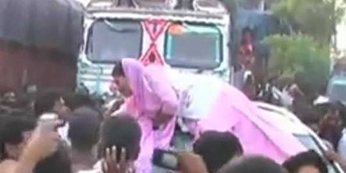 Goda wanita muda, pejabat India kena batunya