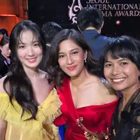 Bahkan saat mengabadikan momen bersama beberapa aktris Asia. Seperti salah satunya bintang Lovely Runner, Kim Hye Yoon. Aura kecantikan Dian tetap terpancar. [@therealdisastr].