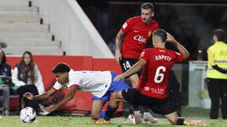 Pemain Real Mallorca, Vedat Muriqi, melakukan selebrasi setelah mencetak gol ke gawang Barcelona pada laga pekan ke-7 La Liga 2023/2024, di Stadion Mallorca Son Moix Rabu (27/9/2023). Kedua tim bermain sama kuat 2-2. (AP Photo/Francisco Ubilla)