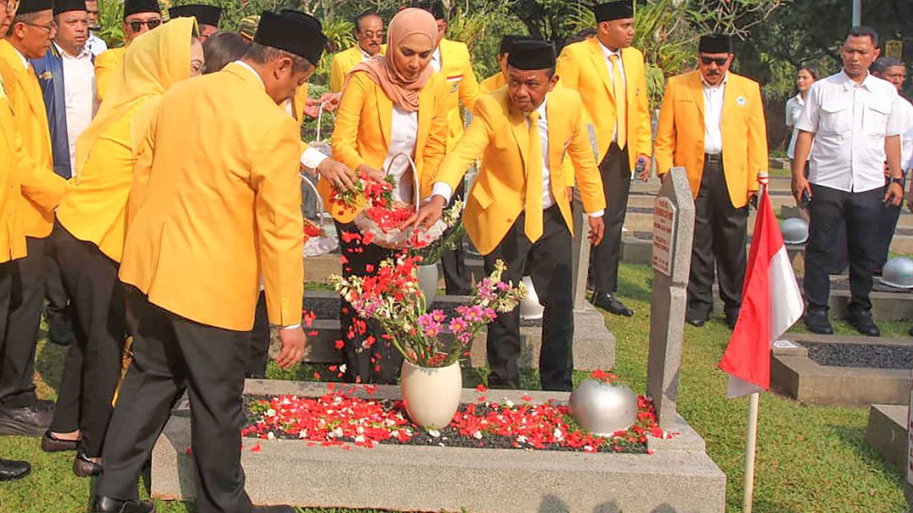 FOTO: Bahlil Lahadalia Pimpin Ziarah TMP Kalibata di HUT ke-61 Partai Golkar