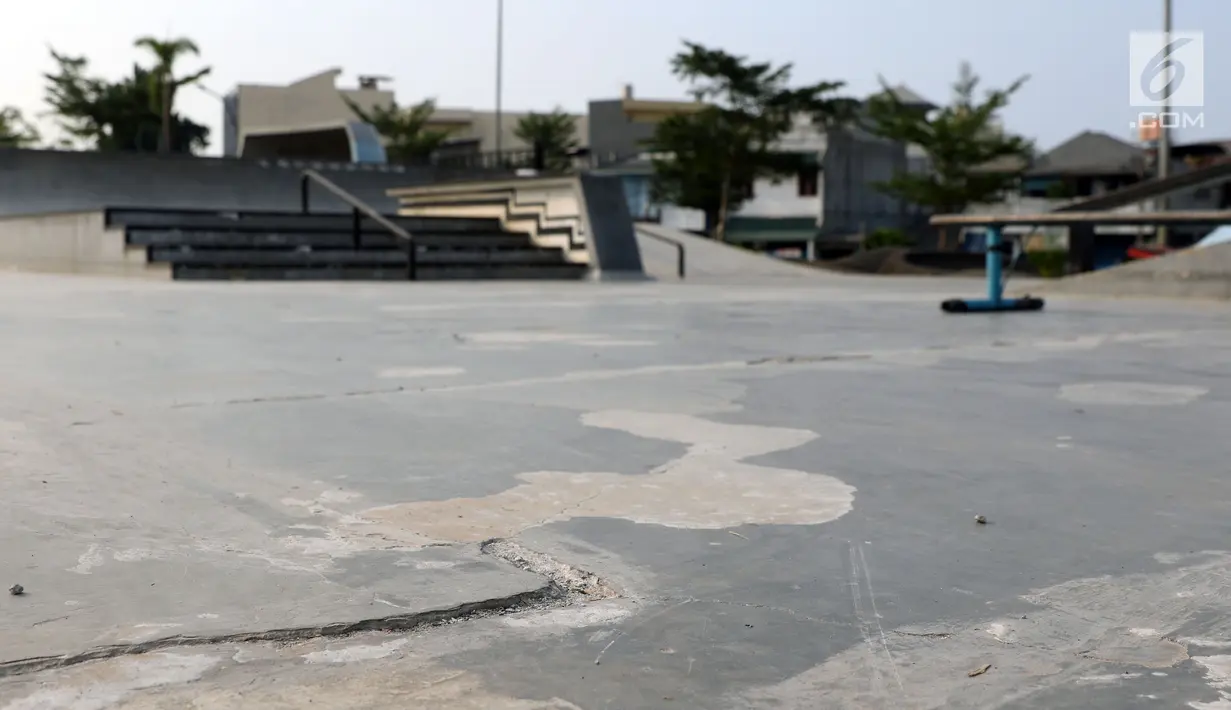 Kondisi salah satu fasilitas di area bermain skateboard di RTH/RPTRA Kalijodo, Jakarta. Selasa (24/7). Sebelumnya, warganet ramai membahas di media sosial ihwal kondisi RTH dan RPTRA Kalijodo yang terlihat terbengkalai. (Liputan6.com/Helmi Fithriansyah)