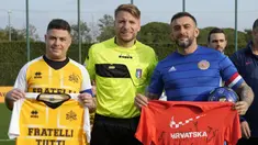 Striker Lazio, Ciro Immobile banting stir menjadi wasit dalam laga amal bertajuk Fratelli Tutti. Tentu tidak mudah baginya memainkan peran yang bertolak belakang dari rutinitasnya sebagai pemain yang biasa dipimpin oleh wasit, kini justru ia yang menjadi wasit. (AP/Andrew Medichini)