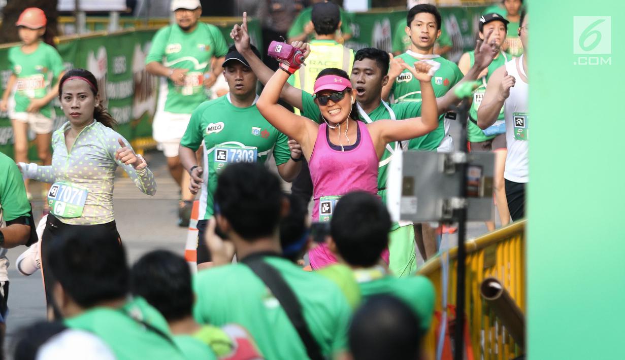 Ekpresi peserta Lomba lari MILO Jakarta International 10K 2017 saat sampai di garis finis, Jakarta, Minggu (23/7). MILO Jakarta International 10K 2017 melombakan tiga kategori yakni 10K, 5K dan Family Run 1,7K. (Liputan6.com/Faizal Fanani)