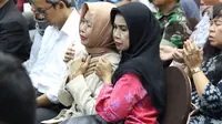 Keluarga korban kecelakaan pesawat Lion Air JT 610 berdoa bersama usai pemaparan evaluasi proses evakuasi di Jakarta, Senin (5/11). Konfrensi pers tersebut memberikan hasil perkembangan terkini mengenai pencarian korban. (Liputan6.com/Immanuel Antonius)