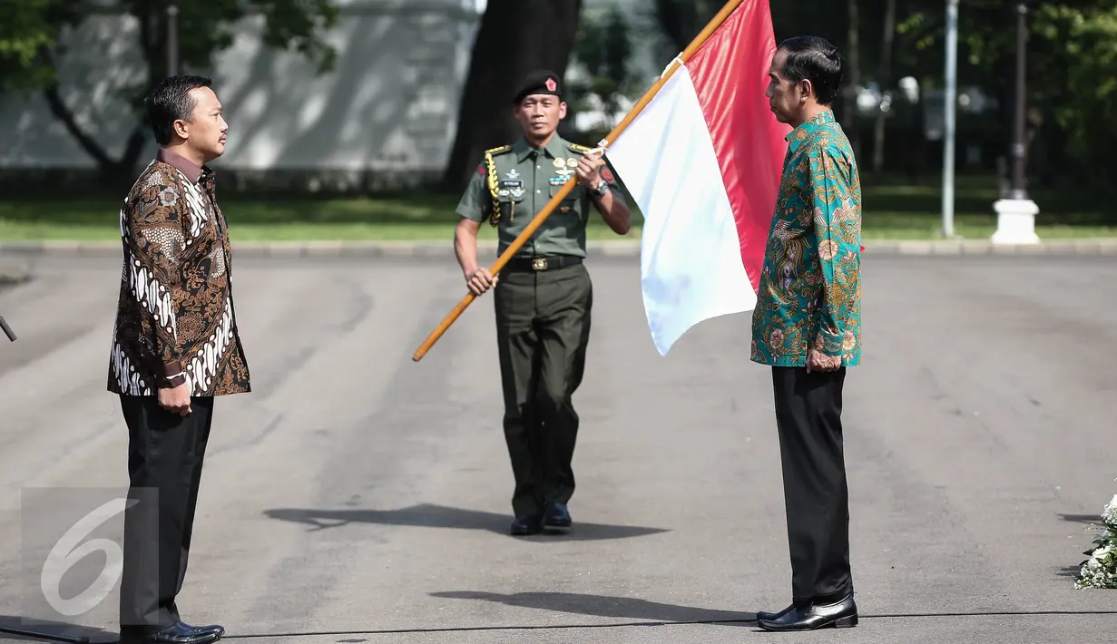 Presiden Jokowi didampingi Menpora Imam Nahrawi, melepas keberangkatan Tim Indonesia menuju Olimpiade 2016 di Brasil, di halaman Istana Merdeka, Jakarta, Rabu (22/6). 26 atlet akan bertarung pada pesta olah raga tingkat dunia. (Liputan6.com/Faizal Fanani)