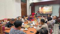 Panitia Megawati Run 2025 gelar rapat koordinasi dengan Polrestabes Semarang dan Dishub Kota Semarang membahas pengalihan jalur lalulintas pada Minggu (02/02/25) pagi. (Foto: Liputan6.com/ Felek Wahyu)