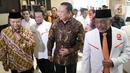 Bamsoet dan para petinggi partai PKS itu pun lanjut masuk ke dalam ruangan untuk melakukan pertemuan secara tertutup. (Liputan6.com/Herman Zakharia)