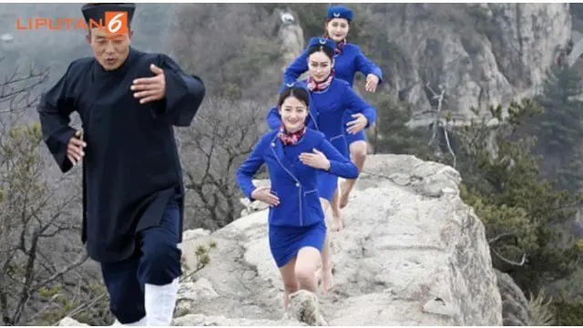 Pramugari ini berlatih kung fu di sebuah gunung dengan tinggi 1.999 m di atas permukaan laut.