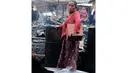 Seorang ibu tak kuasa menahan kesedihan melihat rumahnya ikut terbakar oleh si jago merah. (Liputan6.com/Andrian M Tunay)