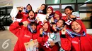 Tim Drum Band Putri Provinsi Banten mengekspresikan kegembiraan usai meraih emas nomor LKKB 2000 meter PON XIX Jabar di Stadion Pakansari, Bogor, Rabu (14/9). Ini merupakan emas pertama Banten di PON XIX Jabar. (Liputan6.com/Helmi Fithriansyah)