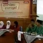 Bukan dengan berorasi atau menyebar pamflet seperti biasa, lomba cerdas cermat Pilkada diadakan untuk para pemilih pemula atau pelajar.