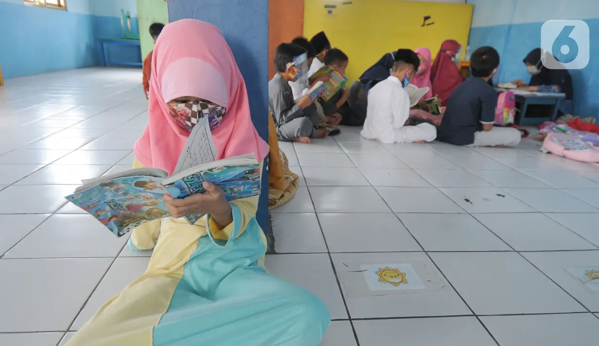 Anak-anak menghapal Al-Quran di Nabinatul Qur'an, Cinere,  Depok, Selasa (20/4/2021). Momentum bulan Ramadhan 14420 H dimanfaatkan anak-anak untuk membaca dan menghapal Al-Quran secara bersama-sama untuk menambah amalan ibadah puasa. (merdeka.com/Arie Basuki)