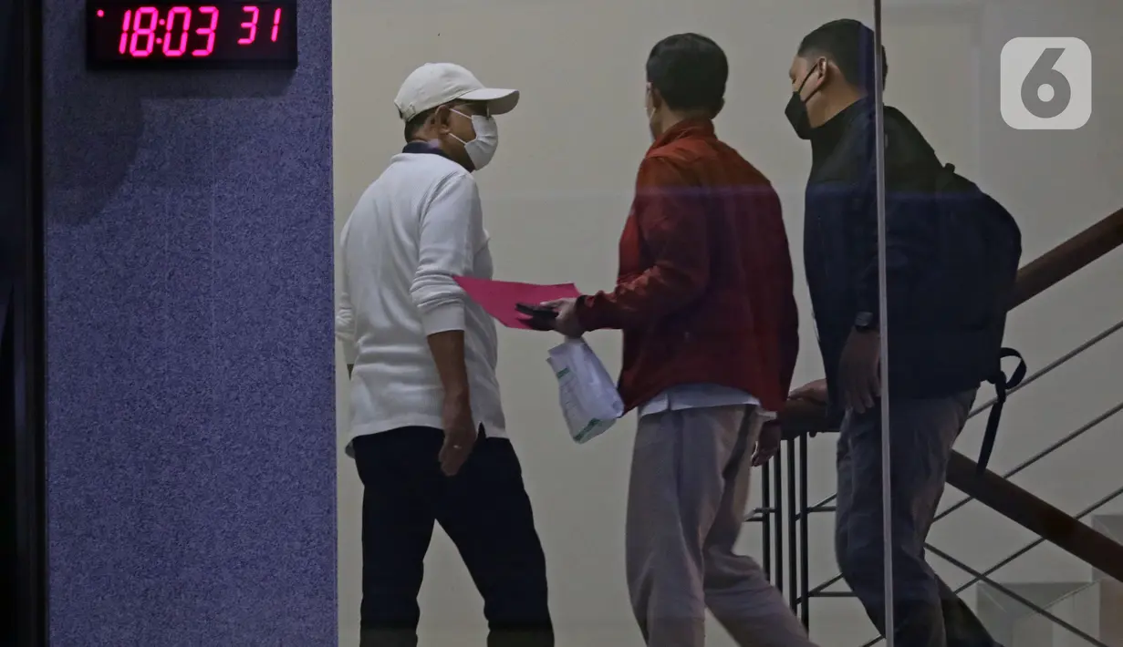 Wali Kota Ambon, Richard Louhenapessy (kiri) menuju ruang pemeriksaan di Gedung KPK, Jakarta, Jumat (13/5/2022). Richard Louhenapessy akan menjalani pemeriksaan dugaan suap pemberian persetujuan izin prinsip pembangunan cabang usaha retail di Kota Ambon tahun 2020. (Liputan6.com/Helmi Fithriansyah)