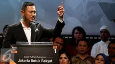 Cagub DKI Jakarta, Agus Harimurti Yudhoyono saat menyampaikan Pidato Politik di depan simpatisannya di Hotel Dharmawangsa, Jakarta Selatan, Sabtu (11/12). Dalam pidato politiknya Agus Yudhoyono menyampaikan visi - misinya. (Liputan6.com/Johan Tallo)