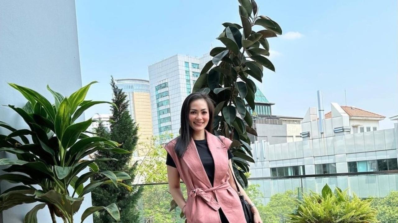 8 Foto Cantik Christy Jusung yang Tetap Langsing di Usia 40 Tahun