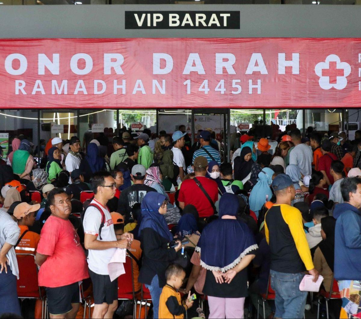 Warga mendonorkan darah dalam kegiatan Donor Darah pada bulan Ramadan di Jakarta Internasional Stadium, Jakarta, Selasa (26/3/2024). Palang Merah Indonesia (PMI) Jakarta Utara mengadakan kegiatan Donor Darah pada bulan Ramadan 1445 Hijriah. Foto: Liputan