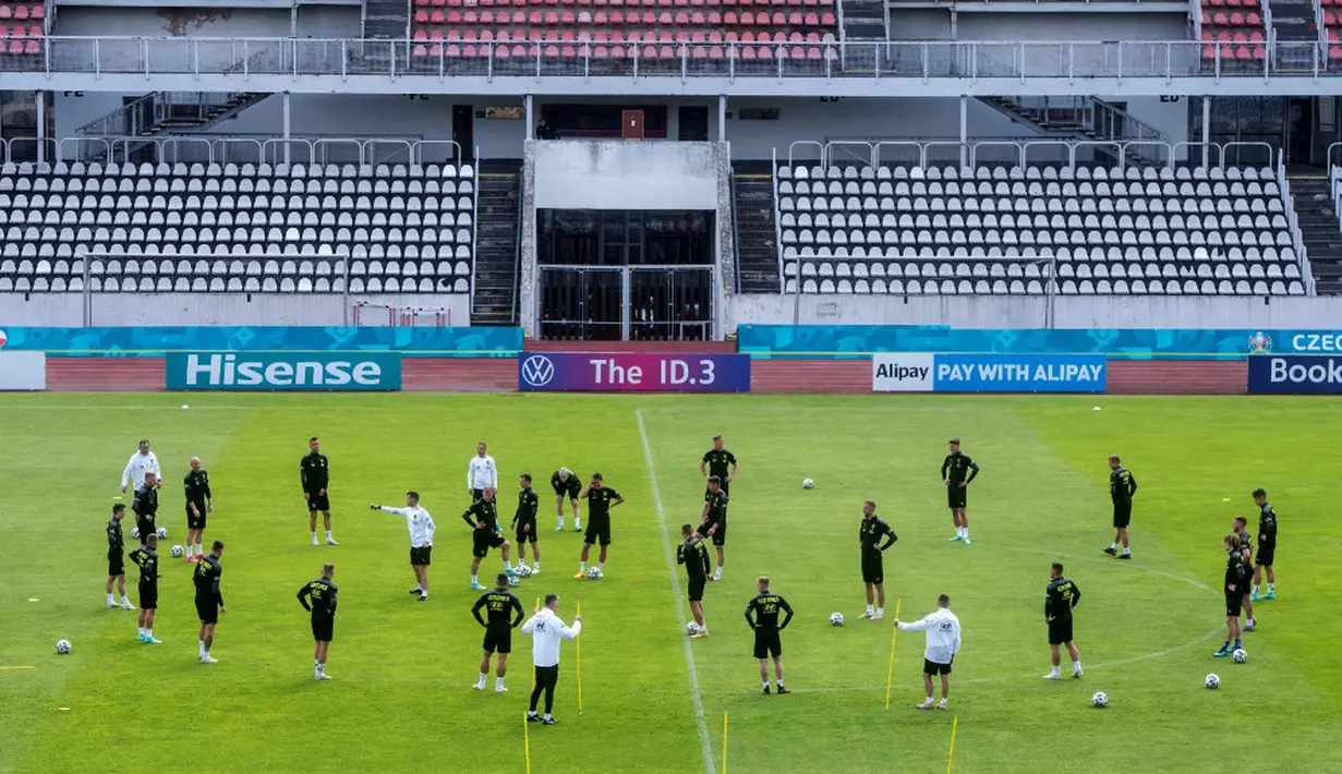 Para pemain Republik Ceko mengambil bagian dalam sesi latihan di base camp mereka di Praha, Republik Ceko, Kamis (1/7/2021). Republik Ceko akan melawan Denmark pada perempat final Euro 2020. (Michal Cizek/AFP)
