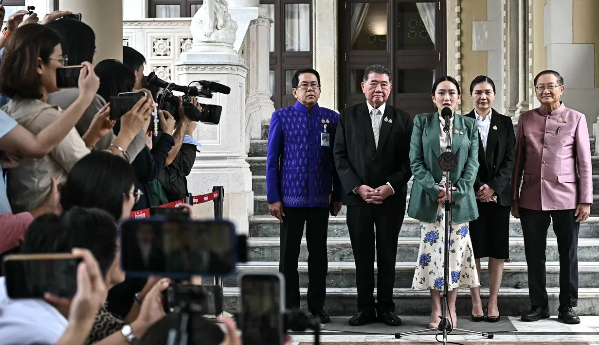 Keputusan Mahkamah Konstitusi Thailand menyusul penyelidikan atas dugaan pelanggaran etik setelah bocornya rekaman percakapan telepon Paetongtarn Shinawatra dengan seorang tokoh senior Kamboja. (Lillian SUWANRUMPHA/AFP)