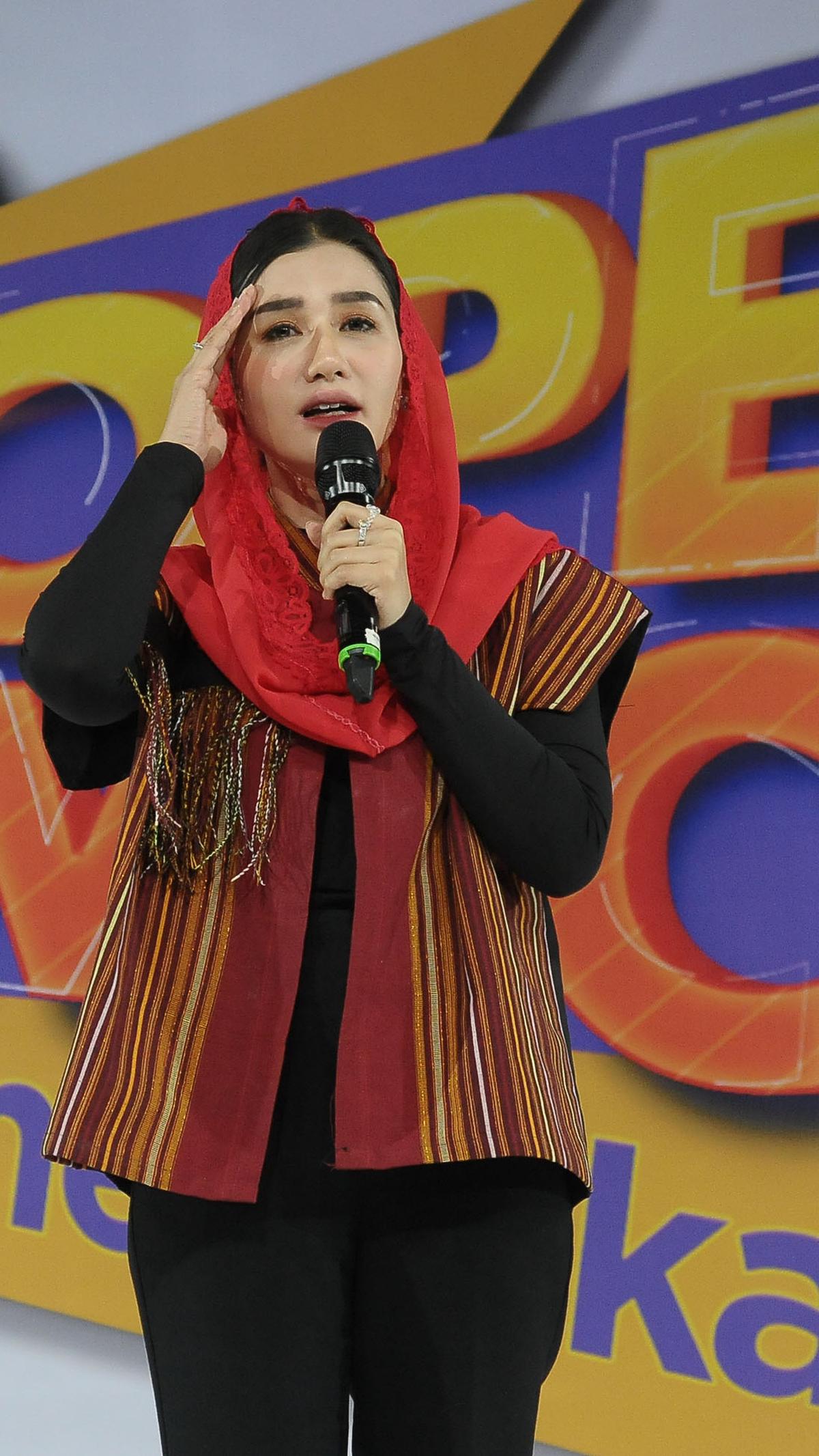 &ldquo;Lha terus susu anakku piye? Make up ku piye? Listrik piye?&rdquo; ujar Novita disambut tawa penonton.<br>