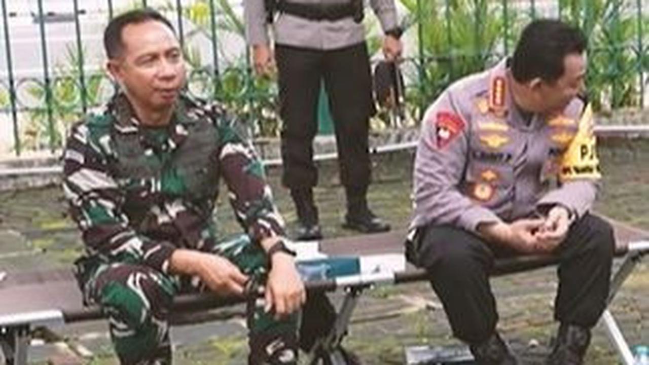 Di tengah acara makan siang, Listyo kemudian dibuat salah fokus dengan seorang prajurit TNI yang duduk di hadapannya.