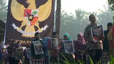 Para peserta berjalan menyusuri desa dan berakhir dengan upacara di tengah sawah. 