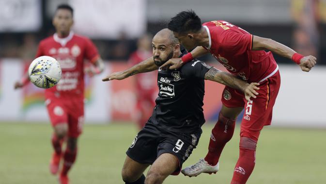 Bek Persija Jakarta, Maman Abdurahman, berebut bola dengan striker PSIS Semarang, Claudir Marini, pada laga Liga 1 di Stadion Patriot, Bekasi, Minggu (15/9). Persija menang 2-1 atas PSIS. (Bola.com/M Iqbal Ichsan)