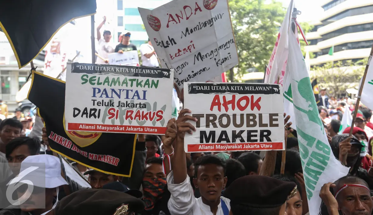 Ratusan warga Luar Batang berdemo di depan gedung KPK, Jakarta, Selasa (3/5/2016). Mereka menuntut agar KPK menangkap Gubernur DKI Jakarta Basuki T Purnama (Ahok). (Liputan6.com/Faizal Fanani)