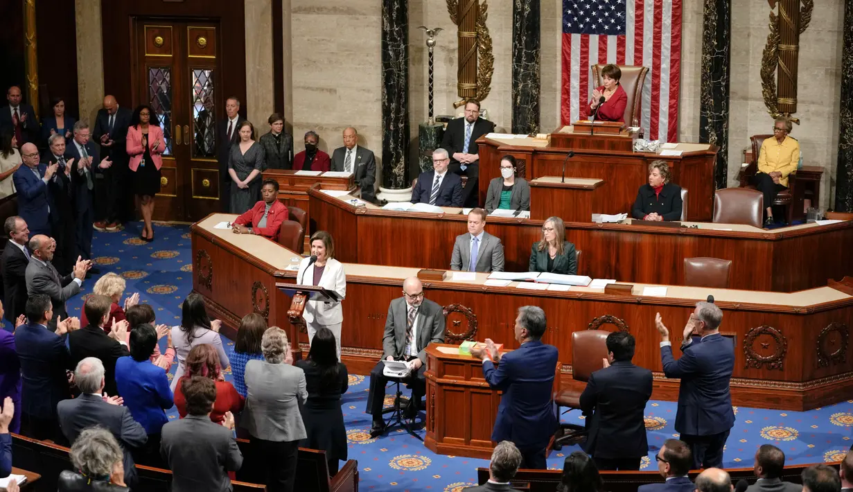 Anggota parlemen berdiri dan bertepuk tangan saat Ketua DPR Nancy Pelosi berbicara di Gedung DPR, Capitol, Washington, Amerika Serikat, 17 November 2022. "Saya tidak akan mencalonkan kembali kepemimpinan Demokrat di Kongres berikutnya," kata Pelosi dalam sebuah pidato emosional di DPR AS. (AP Photo/Carolyn Kaster)