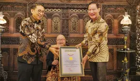Pendiri MURI, Jaya Suprana bersama Menteri Kebudayaan Fadli Zon menyerahkan piagam penghargaan dan medali kepada dr. FX. Hanny Suwandhi sebagai Penulis Buku Pertama di Indonesia dan Dunia Internasional (50 Tahun Terakhir). (Foto: Dokumentasi Kementerian Kebudayaan).