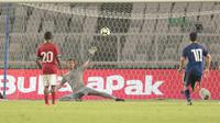 Kiper Timnas Indonesia U-19, M Aqil Savik gagal mehalau bola masuk ke gawangnya saat melawan Jepang U-19 pada laga uji coba di Stadion Utama GBK, (24/3/2018). Indonesia U-19 Kalah 1-4. (Bola.com/Nicklas Hanoatubun)