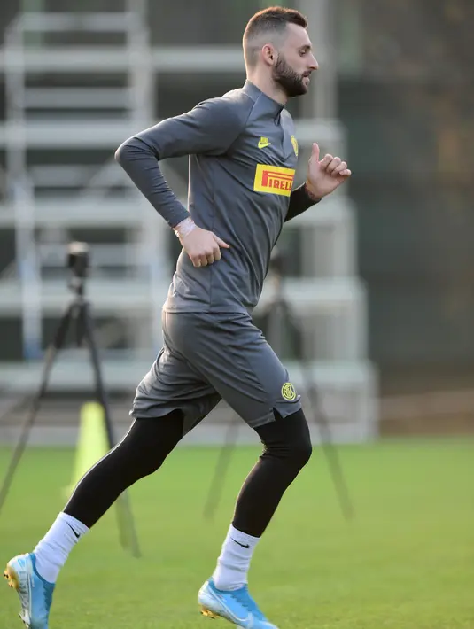 Pemain Inter Milan Marcelo Brozovic berlari saat sesi latihan jelang menghadapi Barcelona pada laga terakhir fase grup Liga Champions di Appiano Gentile, Italia, Senin (9/12/2019). Inter Milan akan menjamu Barcelona di Giuseppe Meazza. (Miguel MEDINA/AFP)