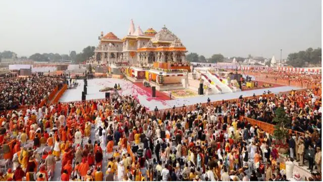 Foto selebaran yang diambil pada 22 Januari 2024 dan dirilis oleh Biro Informasi Pers India (PIB) ini menunjukkan pemandangan umum kuil Ram di Ayodhya di negara bagian Uttar Pradesh, India. (AFP)