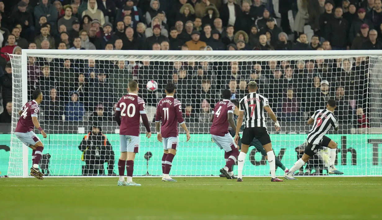 Pemain Newcastle United, Callum Wilson, mencetak gol ke gawang West Ham United pada laga Liga Inggris di London Stadium, Kamis (06/04/2023). (AP Photo/Kirsty Wigglesworth)