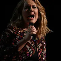 Penyanyi wanita Adele memang terkenal dengan tingkah aneh dan lucu ketika berada di atas panggung. Bahkan dengan seekor nyamuk pun membuatnya menjadi lucu ketika serangga tersebut hinggap di kulitnya. (AFP/Bintang.com)