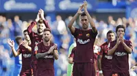 Para pemain Barcelona memberikan Aplaus kepada suporter usai laga melawan Getafe pada laga La Liga di Stadion Alfonso Perez, Sabtu (16/9/2017). Barcelona menang 2-1 atas Getafe. (AP/Francisco Seco)