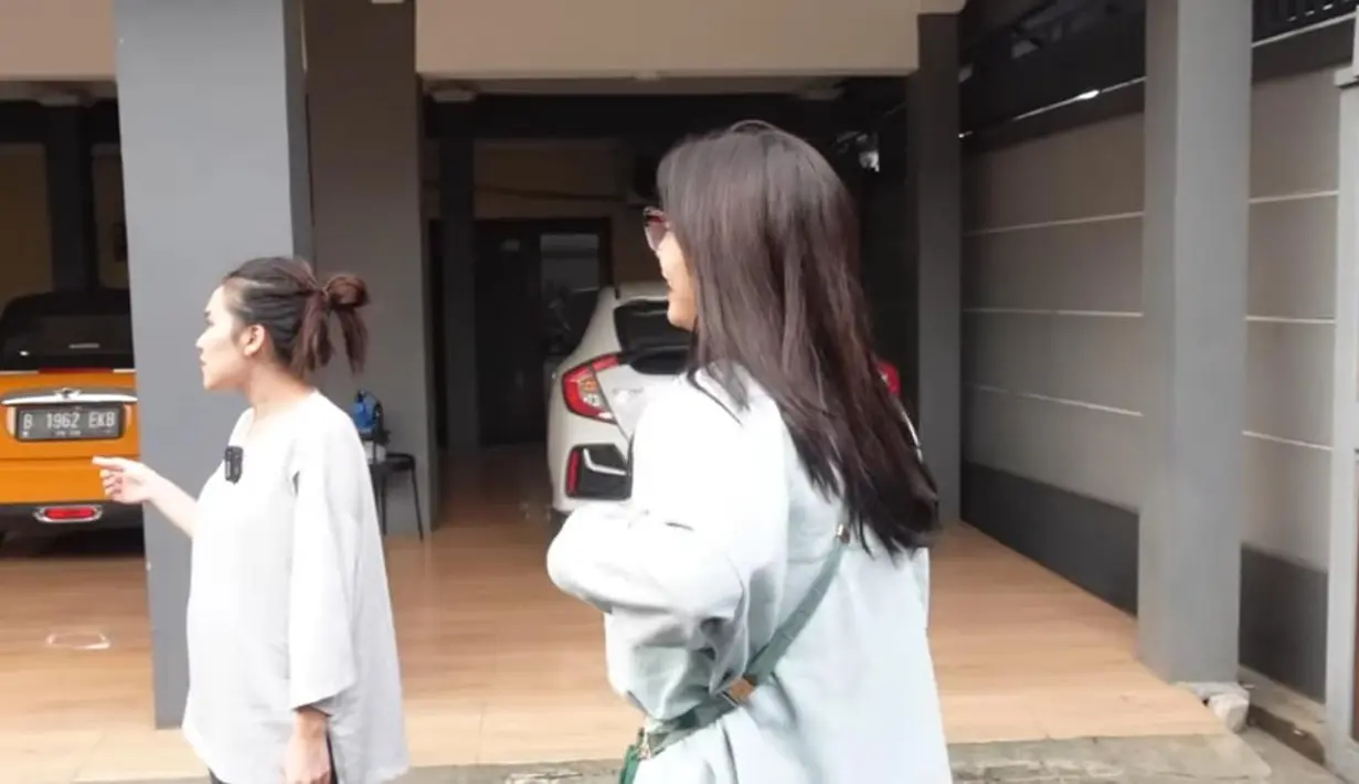 Akhirnya mobil Hesti pun berhasil melalui gang sempit Ayu Ting Ting. Sesampainya di rumah Ayu, terlihat halaman yang begitu luas yang terisi mobil-mobil mewah. [TikTok/@antiq165]