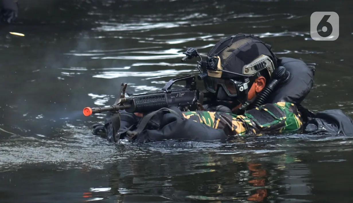 Prajurit Satkopaska TNI AL melakukan infiltrasi ke garis depan penyerbuan di Kompleks Dermaga Pondok Dayung Koarmada I, Jakarta, Selasa (23/6/2020). Kegiatan tersebut untuk meningkatkan profesionalisme prajurit Satkopaska Koarmada I dalam menjaga NKRI. (merdeka.com/Imam Buhori)